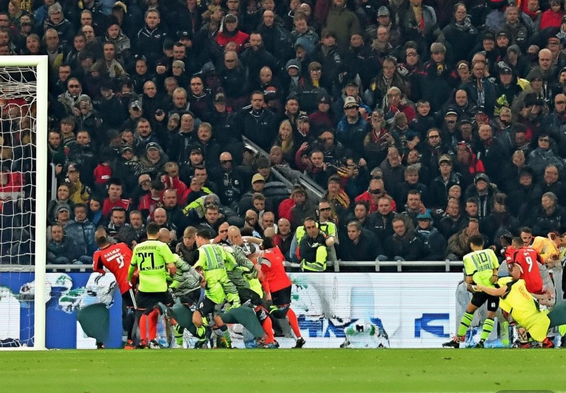 德甲焦点战突发意外：观众晕倒致比赛暂停，赛事反思与启示(图2)